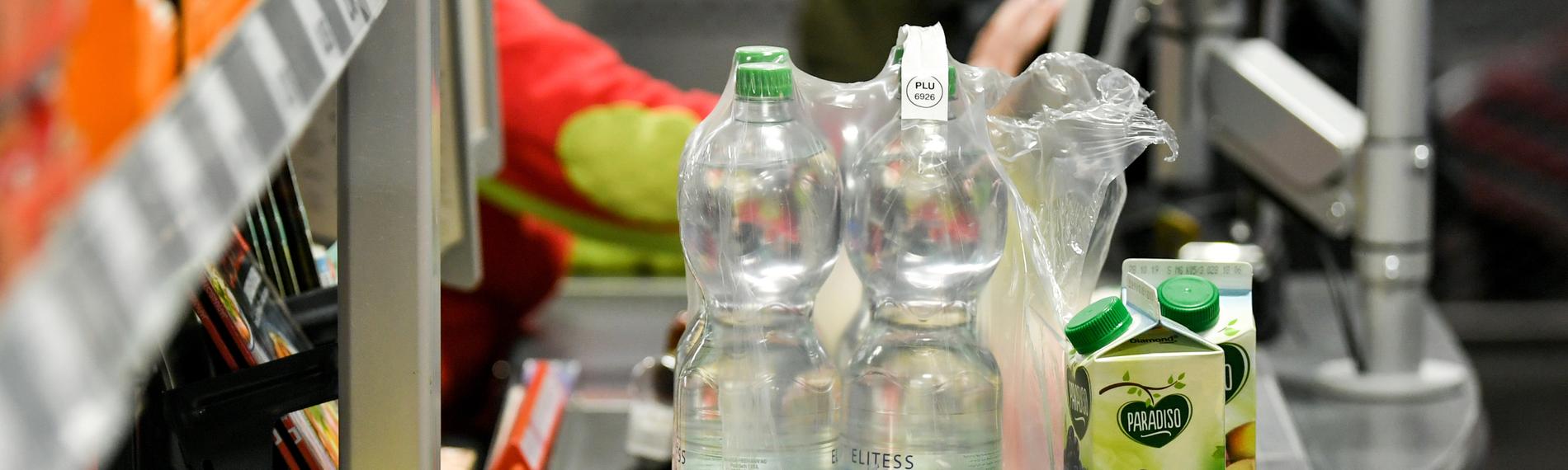 Verschiedene Lebensmittel stehen auf dem Band einer Supermarktkasse