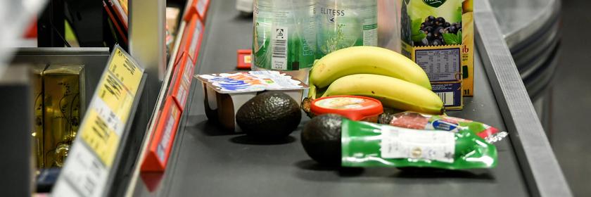 Verschiedene Lebensmittel stehen auf dem Band einer Supermarktkasse