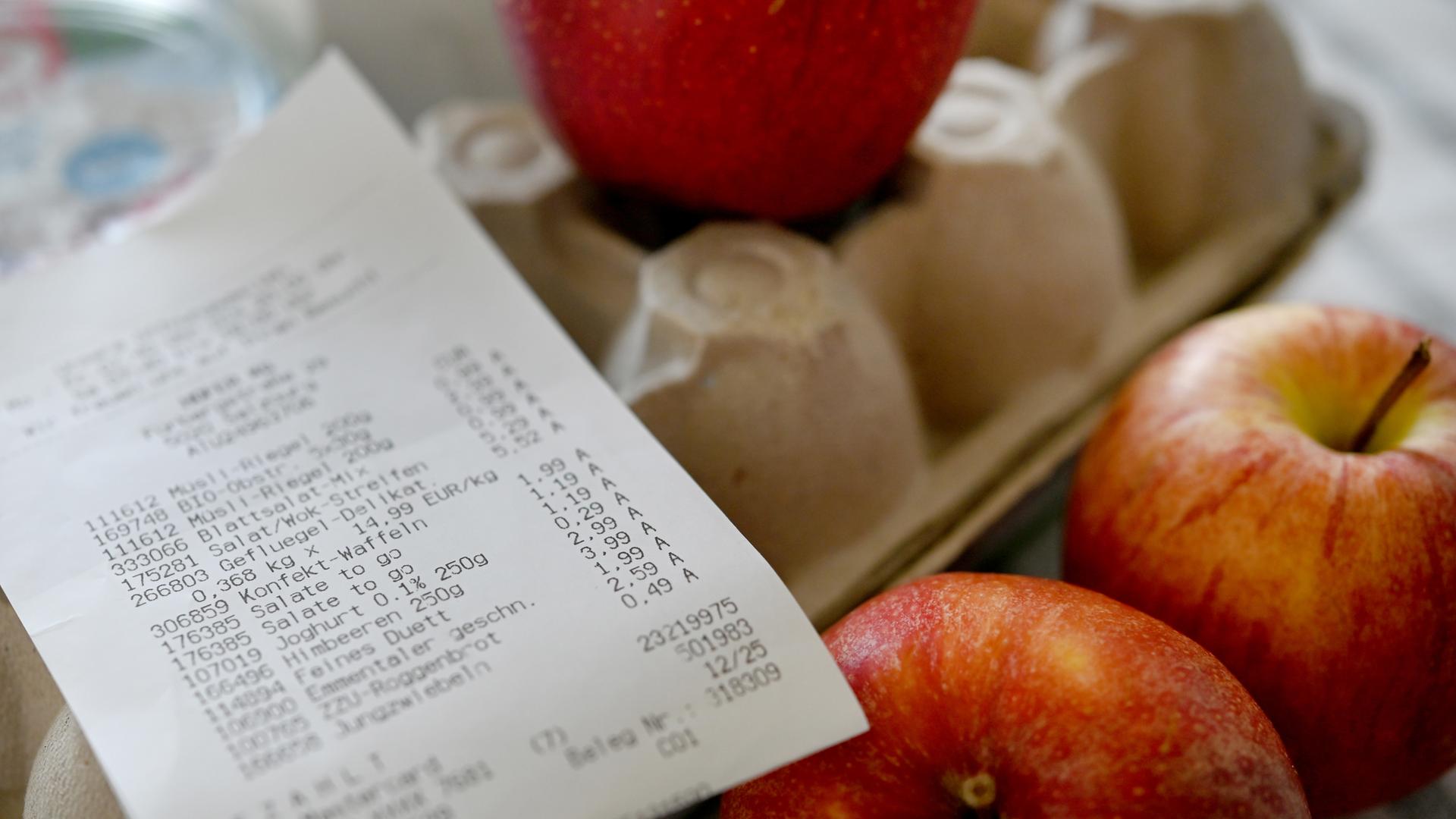 Kassenbon und Lebensmittel