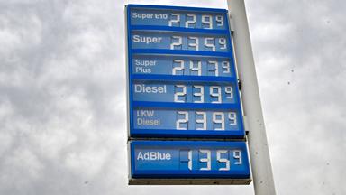 Auf einem Preisschild an einer Tankstelle werden die aktuellen Preise für Kraftstoffe angezeigt.