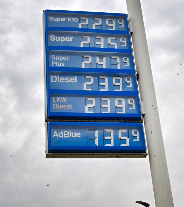 Auf einem Preisschild an einer Tankstelle werden die aktuellen Preise für Kraftstoffe angezeigt.