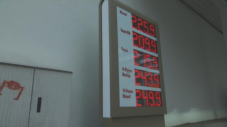 Hohe Preise auf einer Anzeigetafel einer Tankstelle