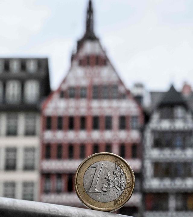 Eine Ein-Euro-Münze vor einer Hausfassade in Frankfurt am Main.