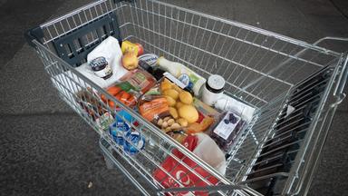 Berlin: Lebensmittel liegen in einem Geschäft in einem Einkaufswagen.