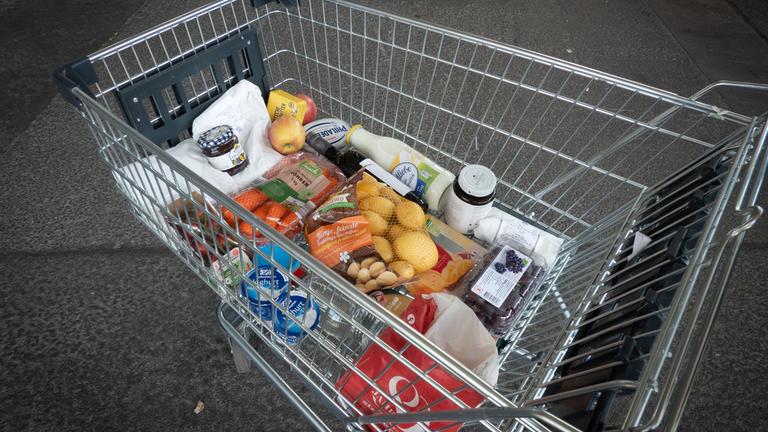 Berlin: Lebensmittel liegen in einem Geschäft in einem Einkaufswagen.