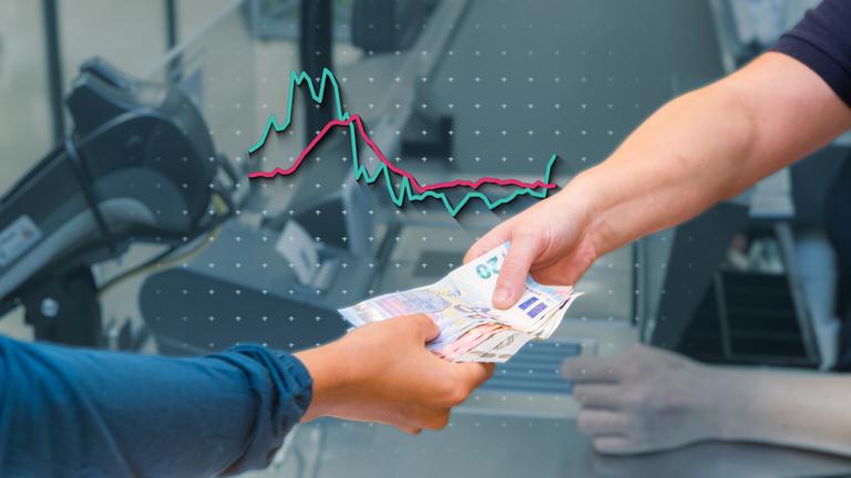 An der Supermarktkasse wird ein Einkauf bezahlt, dahinter eine Grafik zum Verlauf der Inflation