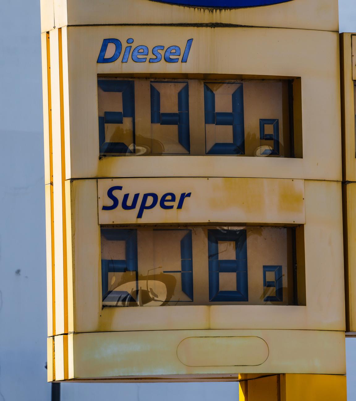 An einer Tankstelle sind die Preise für verschiedene Kraftstoffe vor 12:00 Uhr angezeigt. 