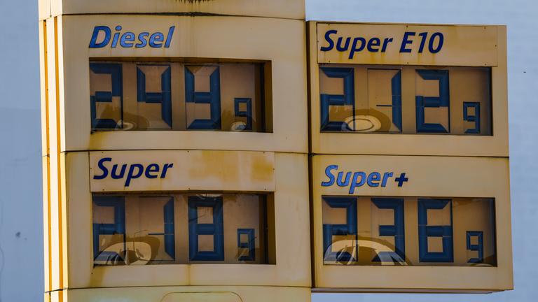 An einer Tankstelle sind die Preise für verschiedene Kraftstoffe vor 12:00 Uhr angezeigt. 