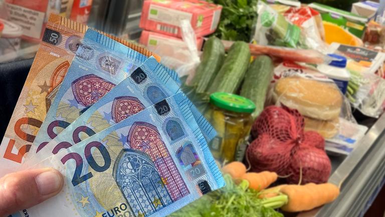 Symbolbild für Lebensmittel - Man sieht einen Einkauf auf einer Supermarktkasse