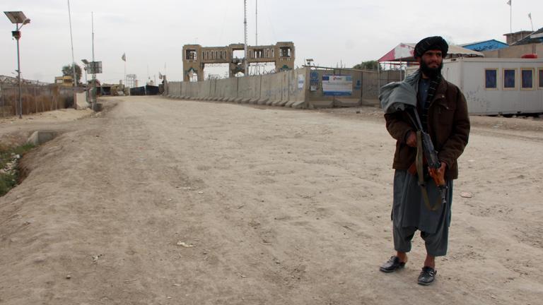 Ein Taliban an der Afghanisch-Pakistanischen Grenze
