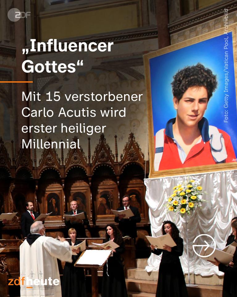 Ein Foto des verstorbenen 15-jährigen Carlo Acutis, der heiliggesprochen wurde, hängt in einer Kirche.