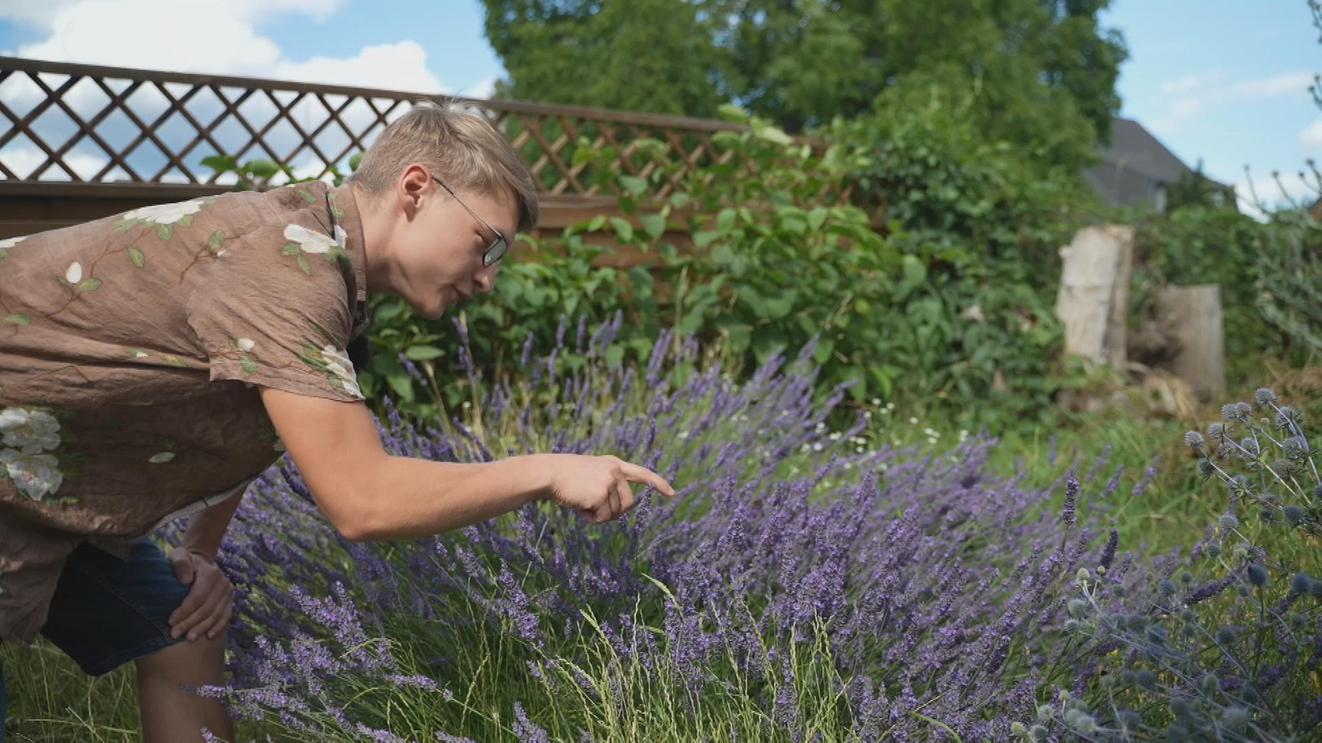 Auf dem Bild sieht man den Influencer Robin in seinem Garten.