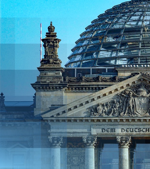 Die Deutschlandflagge vor der Reichstagskuppel