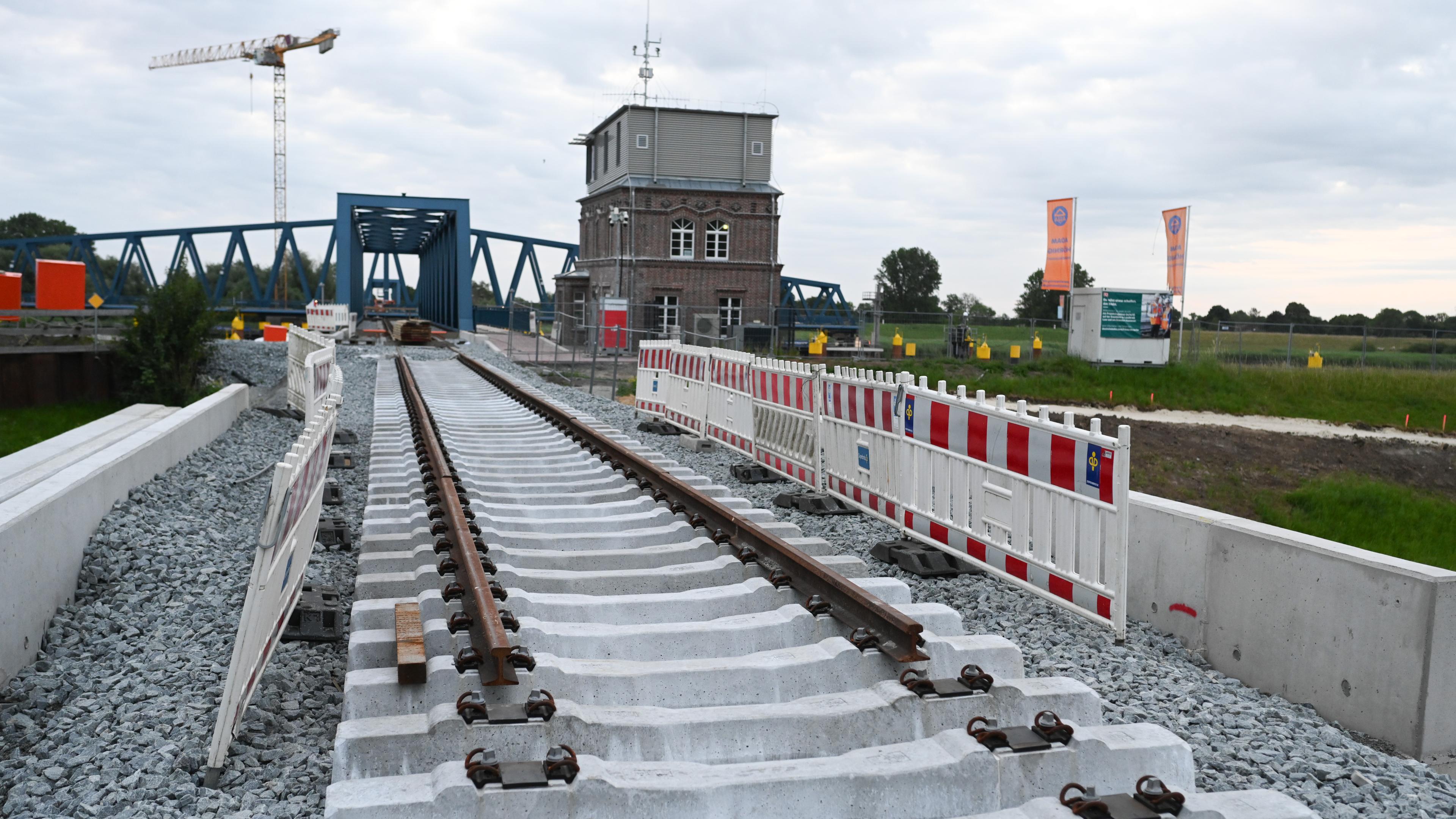 Blick auf die Gleisbaustelle der Friedensbrücke in Weener. 