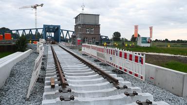 Blick auf die Gleisbaustelle der Friedensbrücke in Weener. 