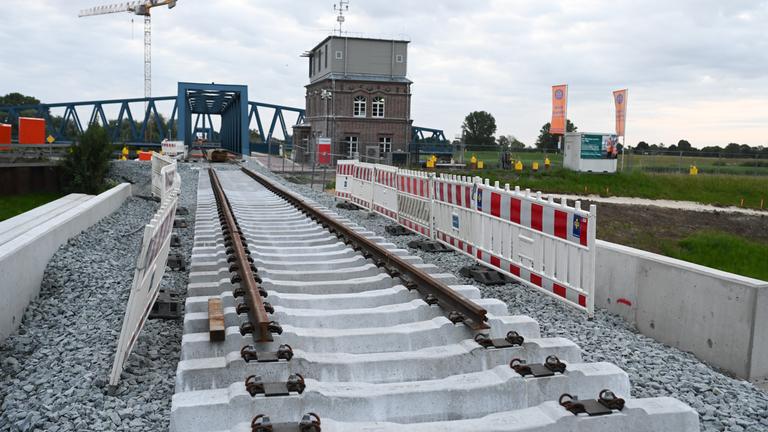 Blick auf die Gleisbaustelle der Friedensbrücke in Weener. 