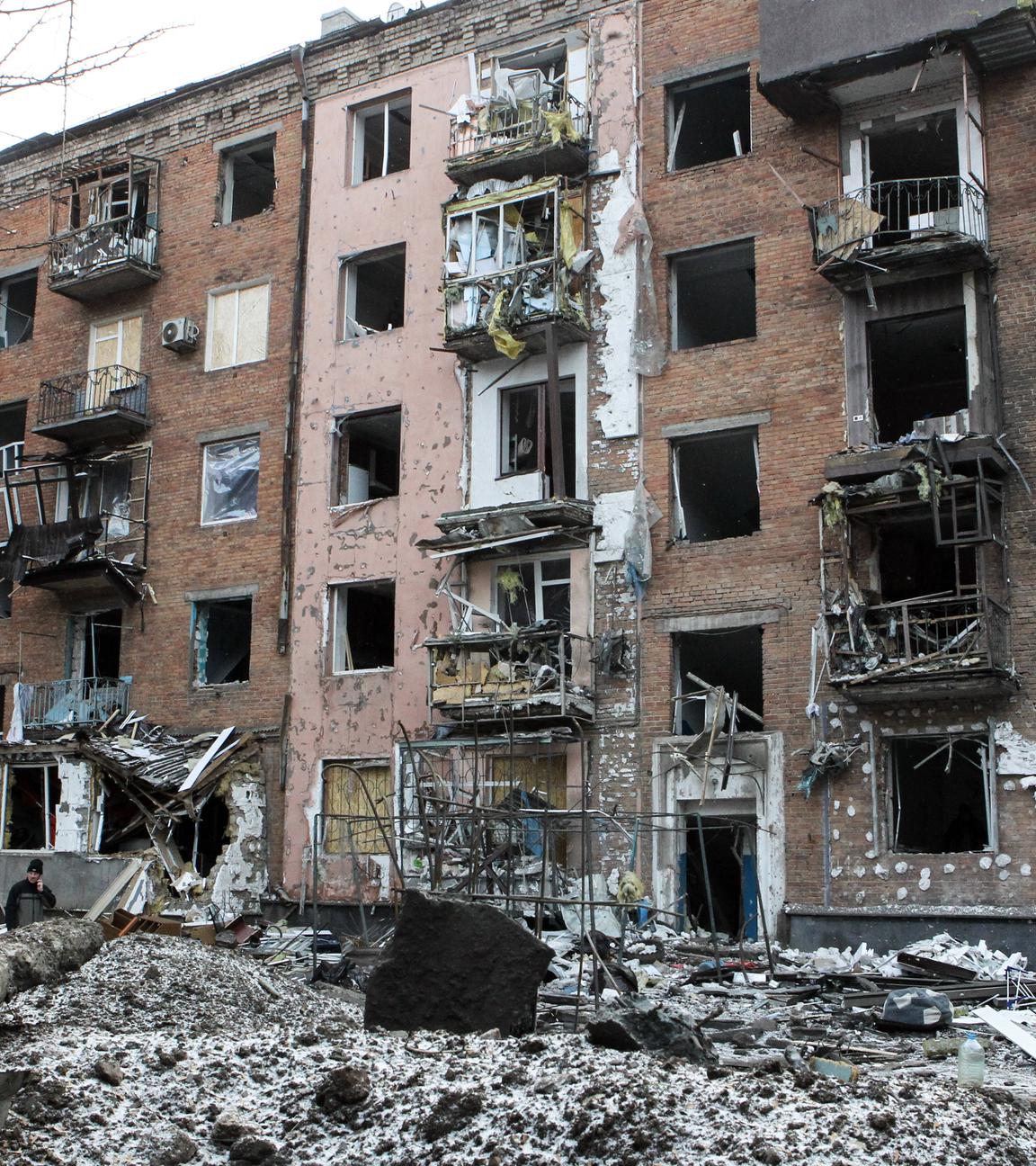 Ein mehrstöckiges Wohngebäude, das teilweise durch einen russischen Raketenangriff zerstört wurde