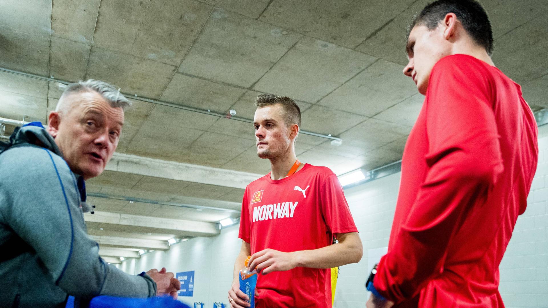 Gjert Ingebrigtsen (links) bespricht sich bei der Hallen-EM 2019 in Glasgow mit seinen Söhnen Filip und Jakob (rechts).