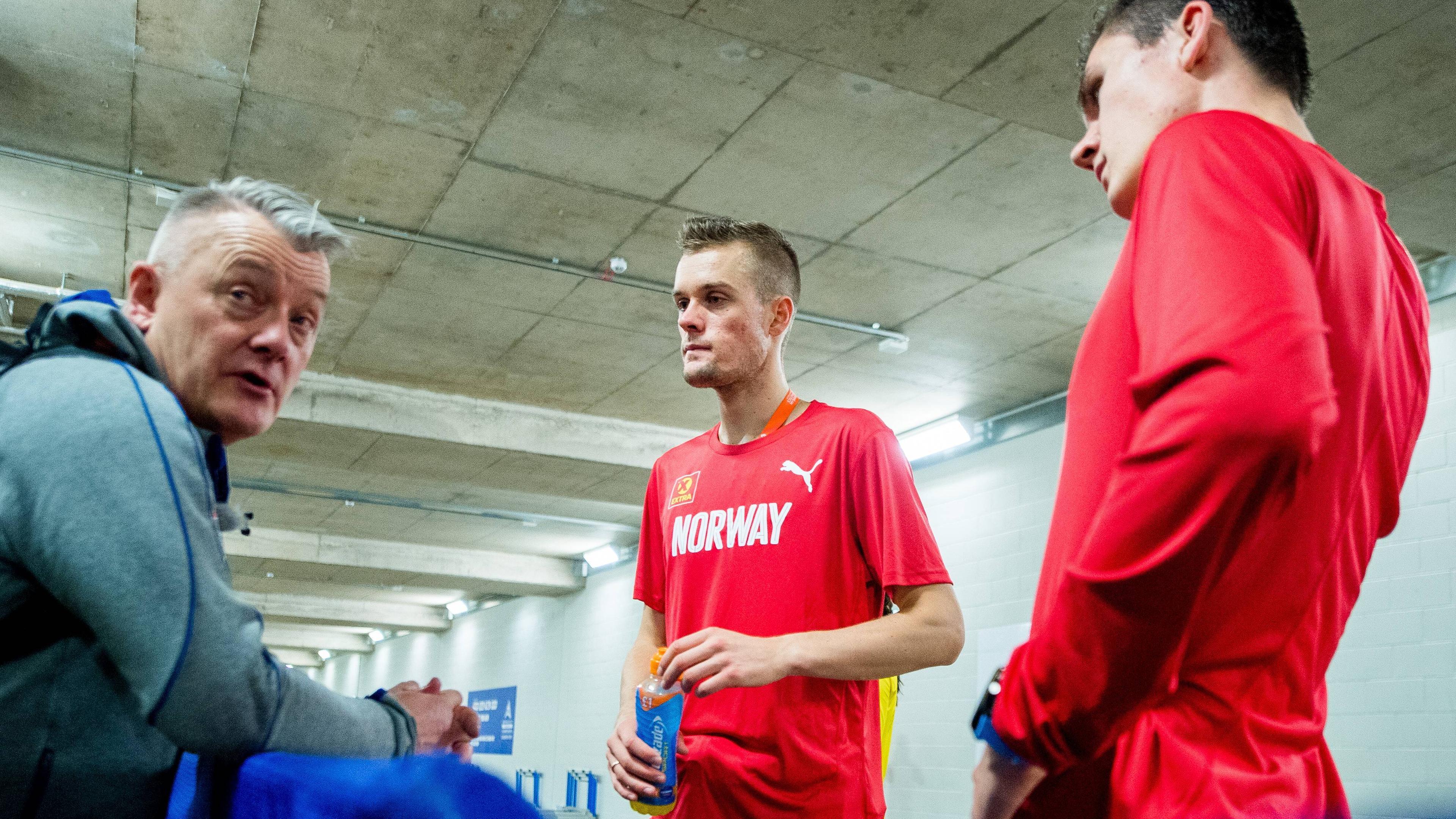 Gjert Ingebrigtsen (links) bespricht sich bei der Hallen-EM 2019 in Glasgow mit seinen Söhnen Filip und Jakob (rechts).