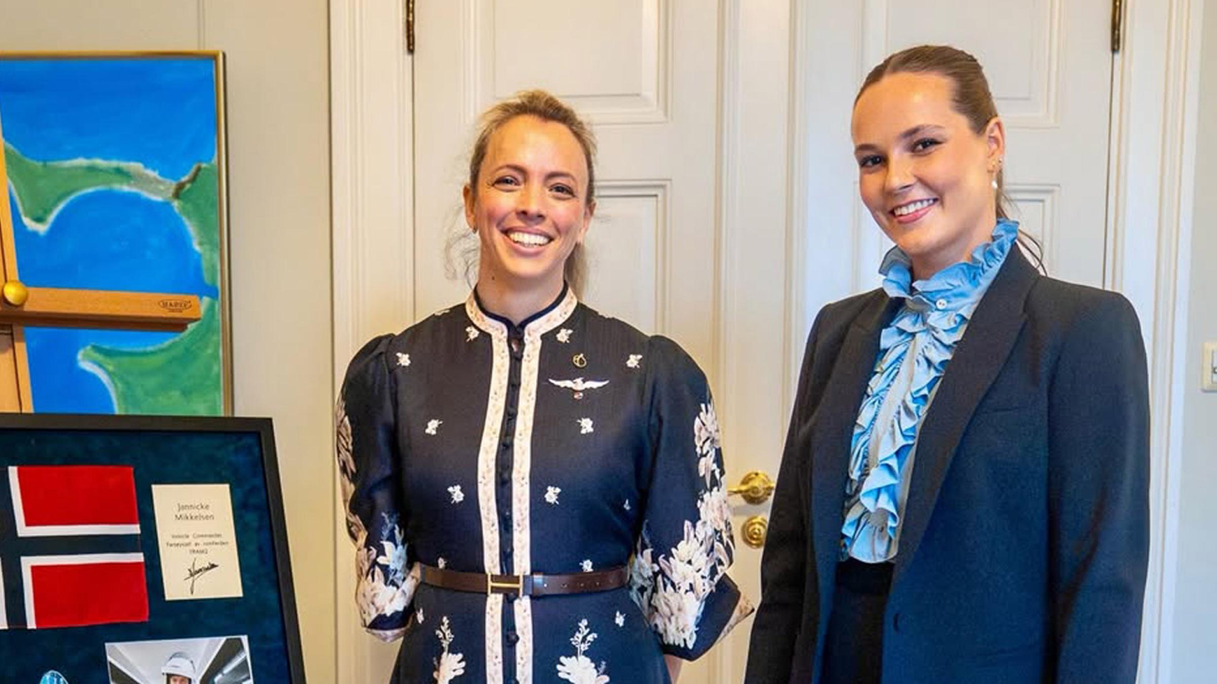 Prinzessin Ingrid Alexandra hat Jannicke Mikkelsen getroffen, die erste Norwegerin im All. Für ihren Solo-Auftritt bekam die 21-Jährige großes Lob in den sozialen Medien. (10.12.2025)