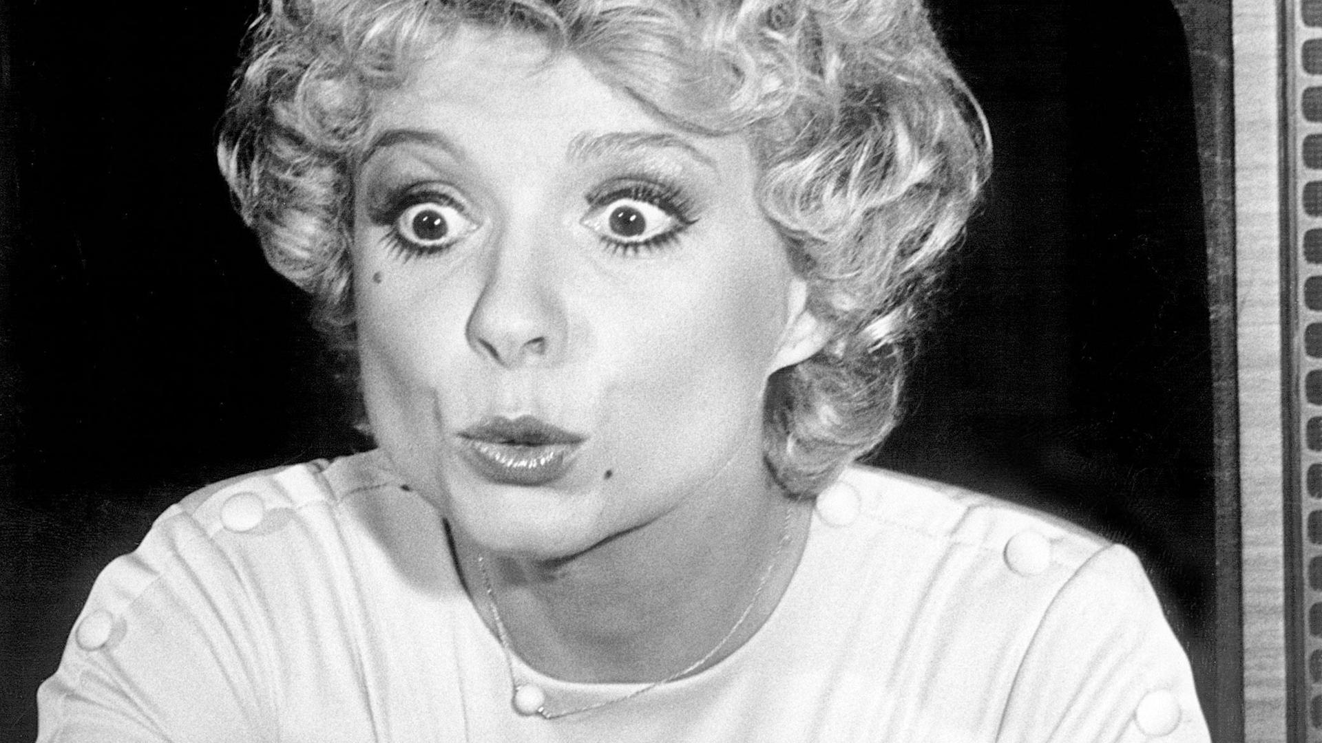 Die deutsche Schauspielerin Ingrid Steeger in der Fernsehshow "Klimbim" (1981).