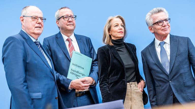 Peer Steinbrück, Andreas Vosskuhle, Julia Jäkel und Thomas de Maiziere
