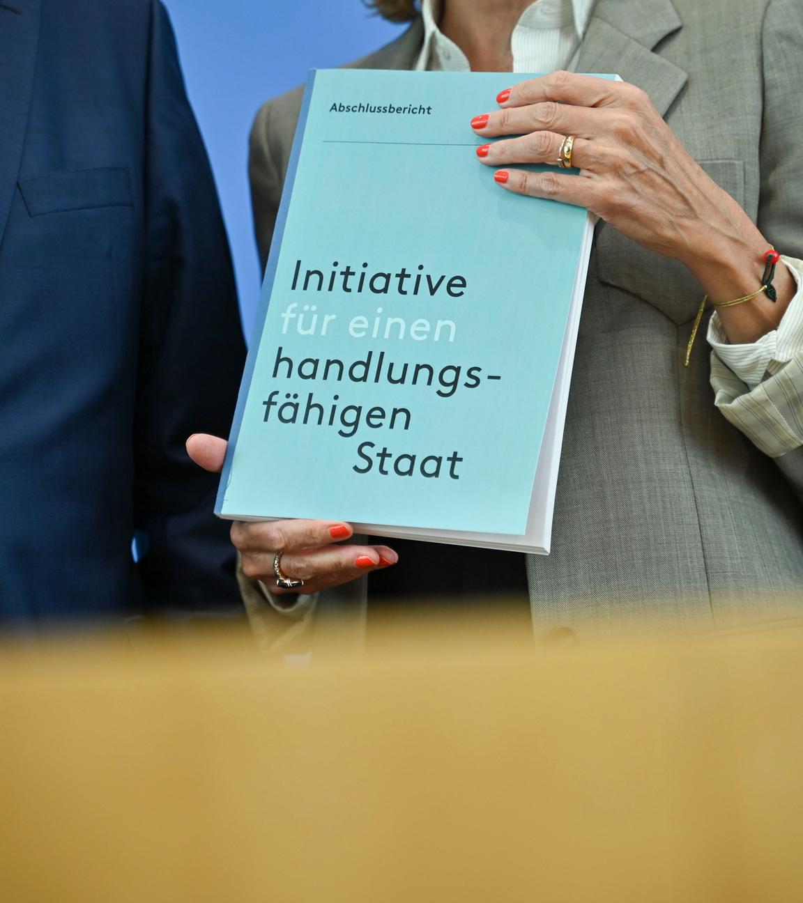 Peer Steinbrück (l-r), Ministerpräsident und Bundesminister a.D., Julia Jäkel, Managerin und Aufsichtsrätin, Thomas de Maizière, Bundesminister a.D., und Andreas Voßkuhle, ehemaliger Präsident des Bundesverfassungsgerichts, halten den Abschlussbericht der «Initiative für einen handlungsfähigen Staat» vor einer Pressekonferenz in der Bundespressekonferenz in den Händen.