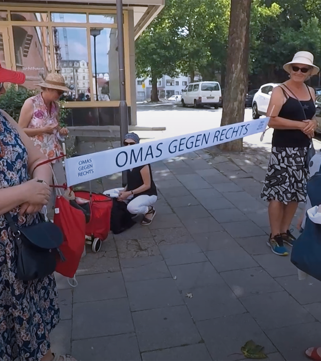 OMAS GEGEN RECHTS bei einer Kundgebung in Halle