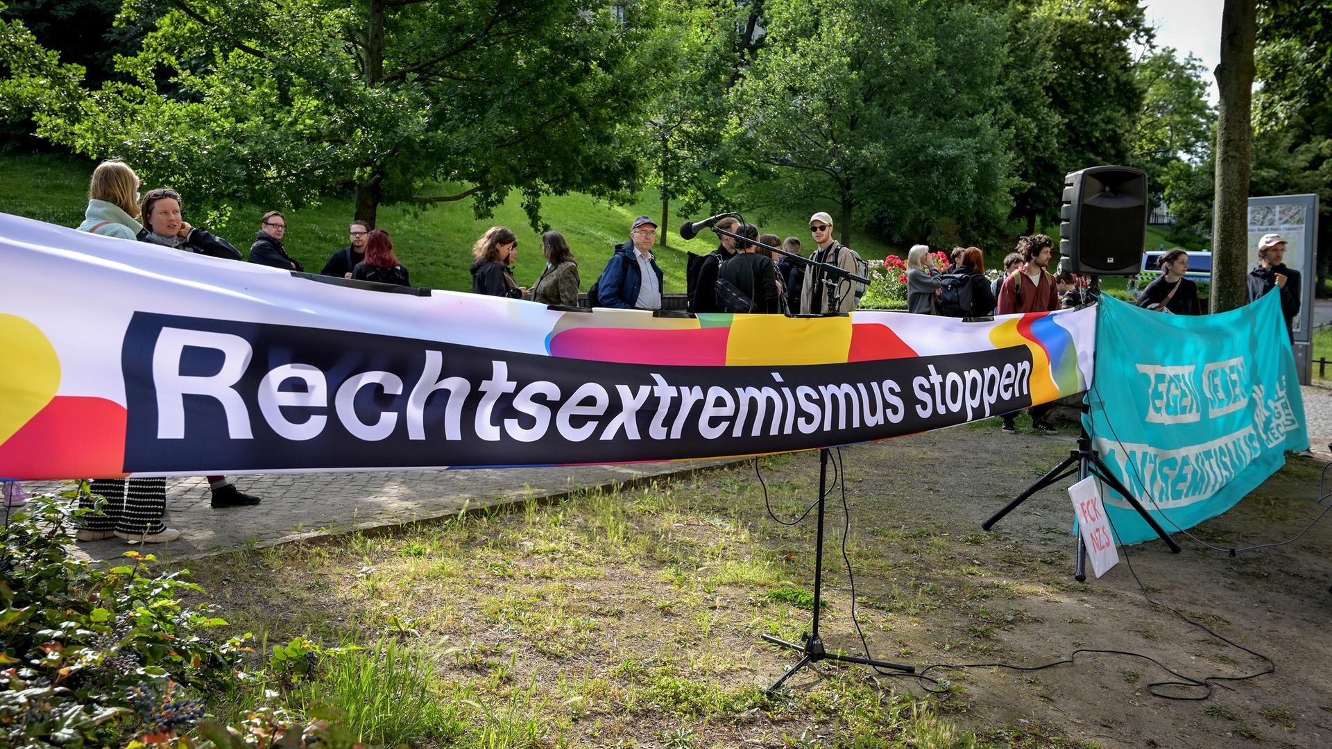 Das Bündnis Halle gegen Rechts demonstriert vor dem Landgericht Halle