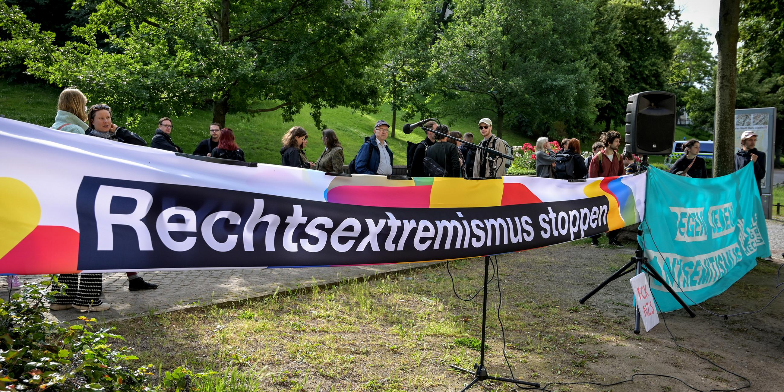 Das Bündnis Halle gegen Rechts demonstriert vor dem Landgericht Halle
