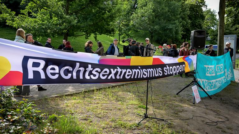 Das Bündnis Halle gegen Rechts demonstriert vor dem Landgericht Halle