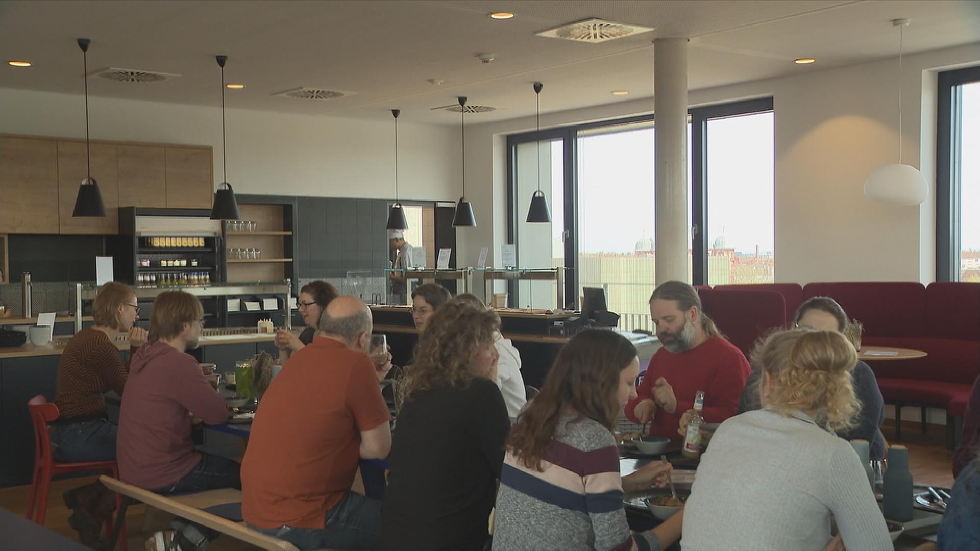 Gemeinsames Essen in einem Inklusionsgastronomiebetrieb.