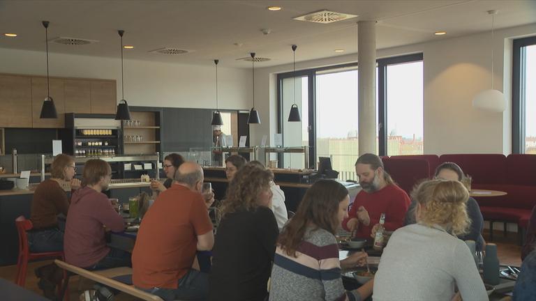 Gemeinsames Essen in einem Inklusionsgastronomiebetrieb.