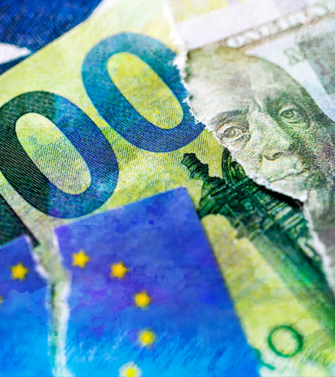 Zerrissener Euro- und Dollarschein mit EU-Fahne