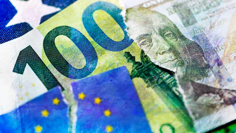 Zerrissener Euro- und Dollarschein mit EU-Fahne