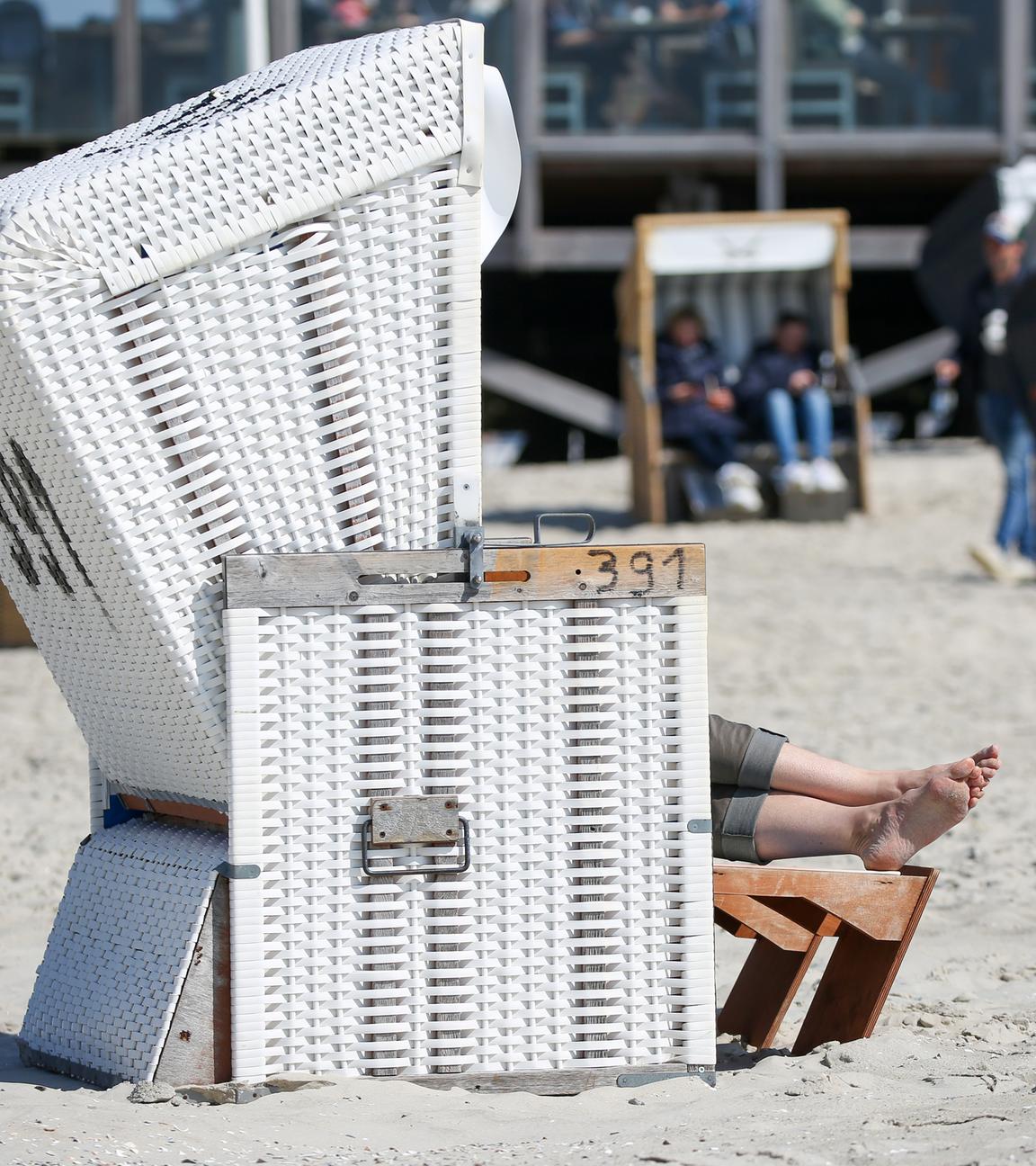 Einen Strandkorb am Strand von St. Peter-Ording