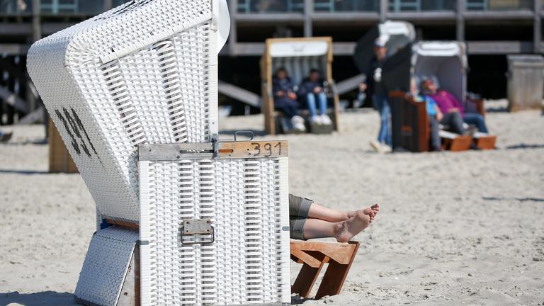 Einen Strandkorb am Strand von St. Peter-Ording