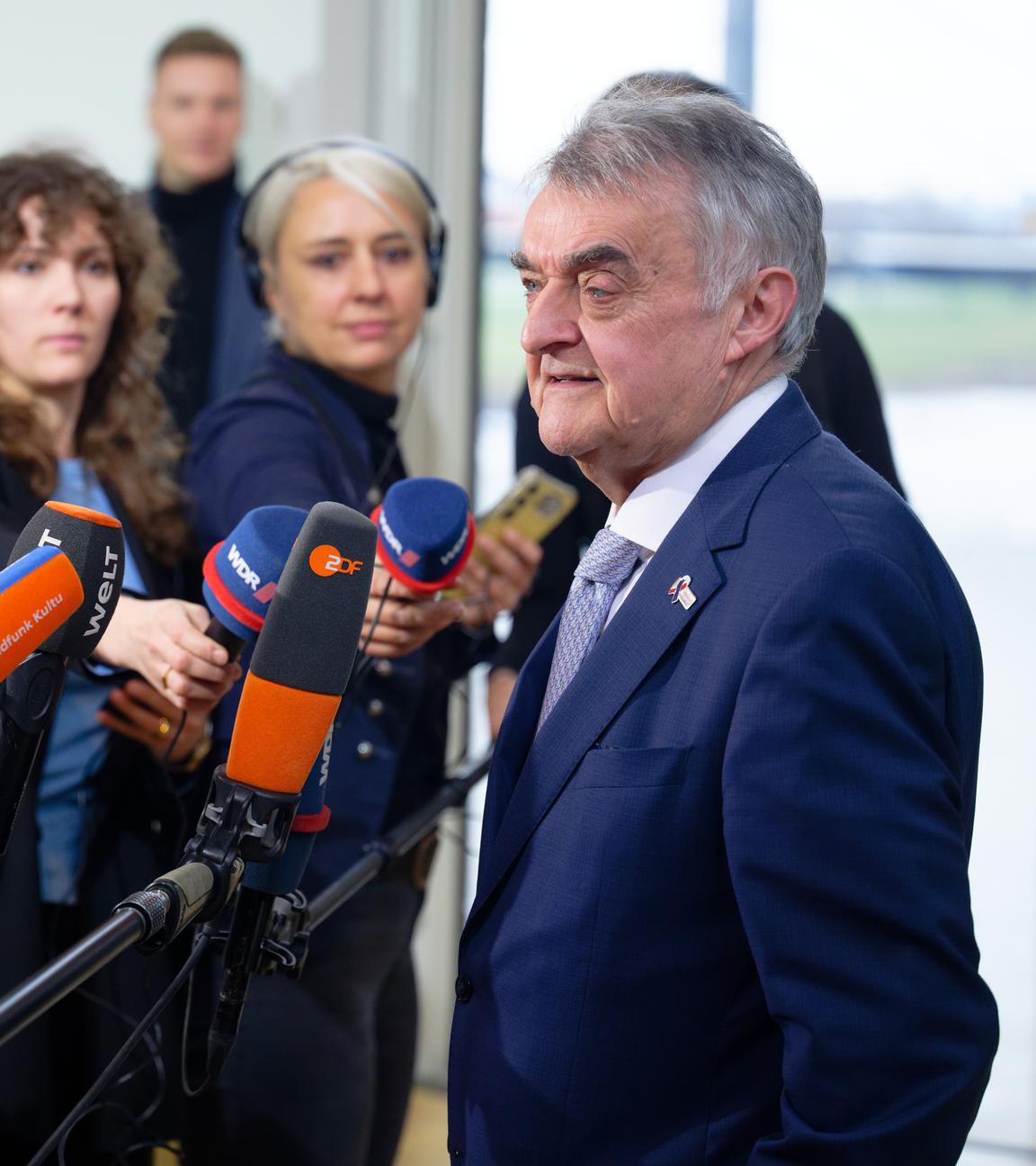 Herbert Reul, Innenminister des Landes Nordrhein-Westfalen, spricht nach einer Sondersitzung des Innenausschusses des Landtags NRW zum Bankraub in Gelsenkirchen vor der Presse.