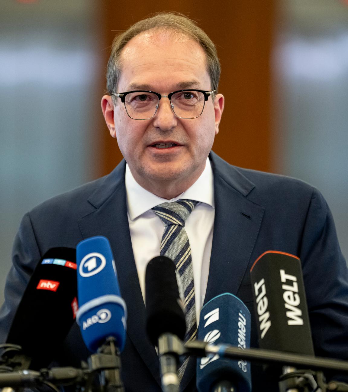 Alexander Dobrindt (CSU), Bundesinnenminister, gibt ein Pressestatement.