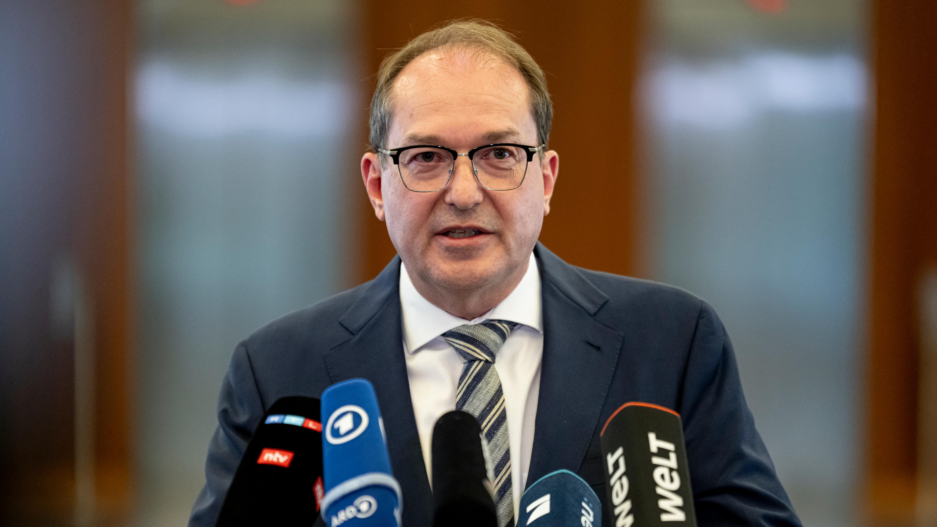 Alexander Dobrindt (CSU), Bundesinnenminister, gibt ein Pressestatement.
