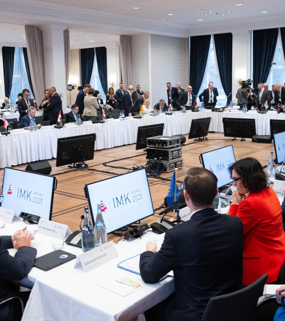 Die Teilnehmerinnen und Teilnehmer im Konferenzraum der Innenministerkonferenz (IMK). 