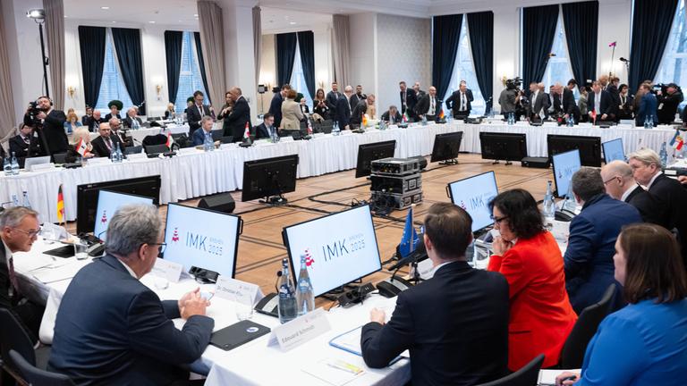 Die Teilnehmerinnen und Teilnehmer im Konferenzraum der Innenministerkonferenz (IMK). 