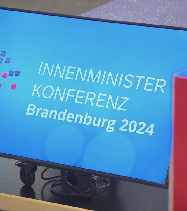 Bildschirm mit Anzeige: Innenministerkonferenz Brandenburg 2024