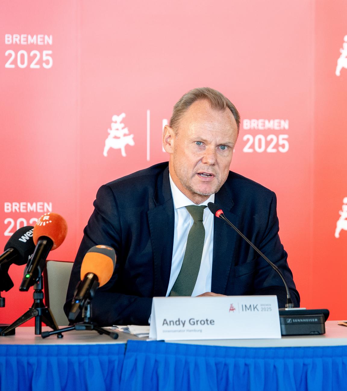  Bremen, Bremerhaven: Andy Grote (l,SPD), Innensenator in Hamburg, und Alexander Dobrindt (CSU), Bundesinnenminister, sprechen während einer Pressekonferenz zum Abschluss der Innenministerkonferenz (IMK) 2025.