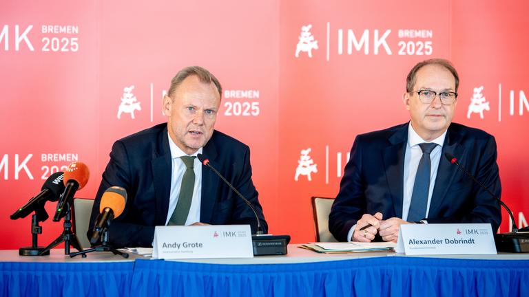  Bremen, Bremerhaven: Andy Grote (l,SPD), Innensenator in Hamburg, und Alexander Dobrindt (CSU), Bundesinnenminister, sprechen während einer Pressekonferenz zum Abschluss der Innenministerkonferenz (IMK) 2025.
