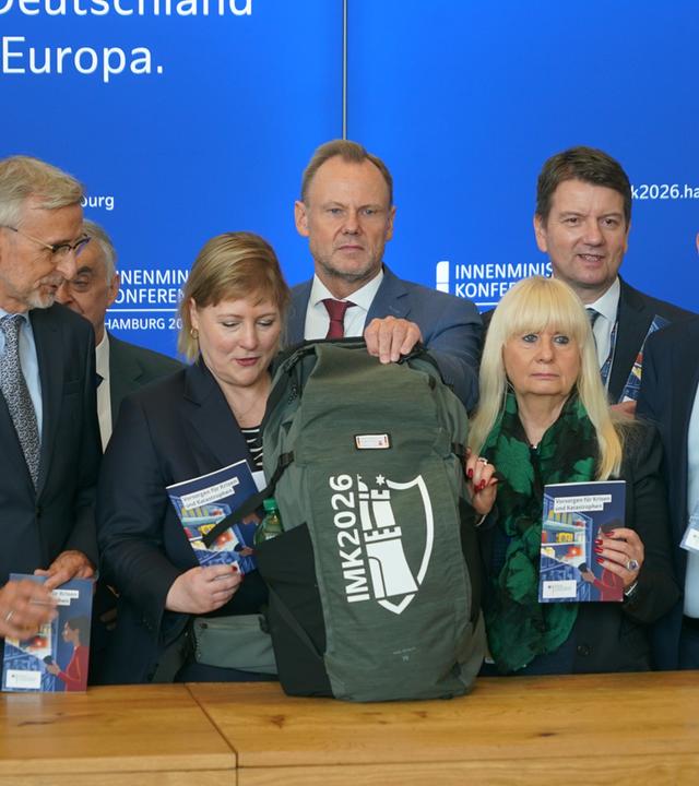 Der Notfallrucksack wird am zweiten Tag der Innenministerkonferenz im CCH in Hamburg präsentiert