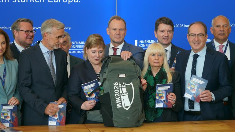 Der Notfallrucksack wird am zweiten Tag der Innenministerkonferenz im CCH in Hamburg präsentiert