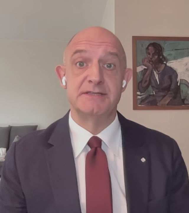 Auf dem Bild ist Hans-Jakob Schindler zu sehen. Er spricht über die innenpolitische Lage in Iran.