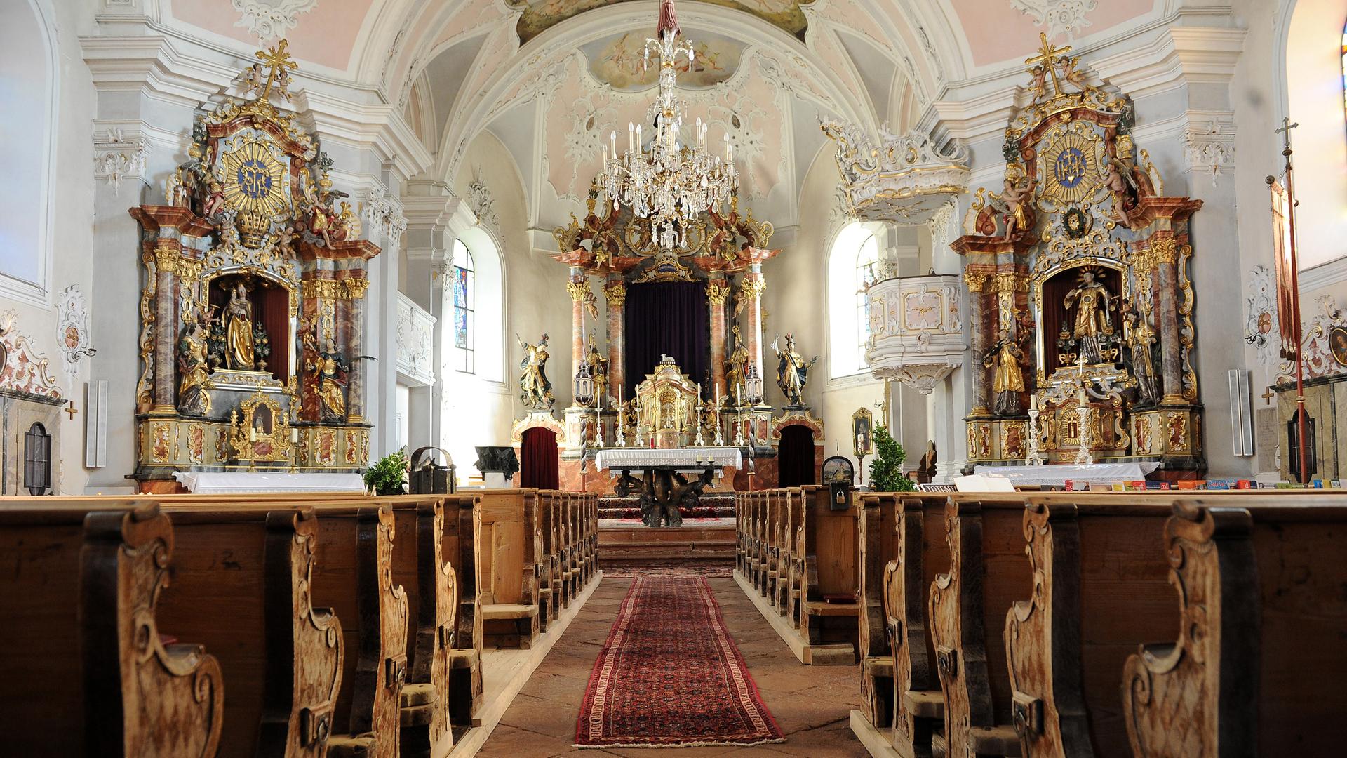 Innenraum der Kirche Zum Heiligen Kreuz
