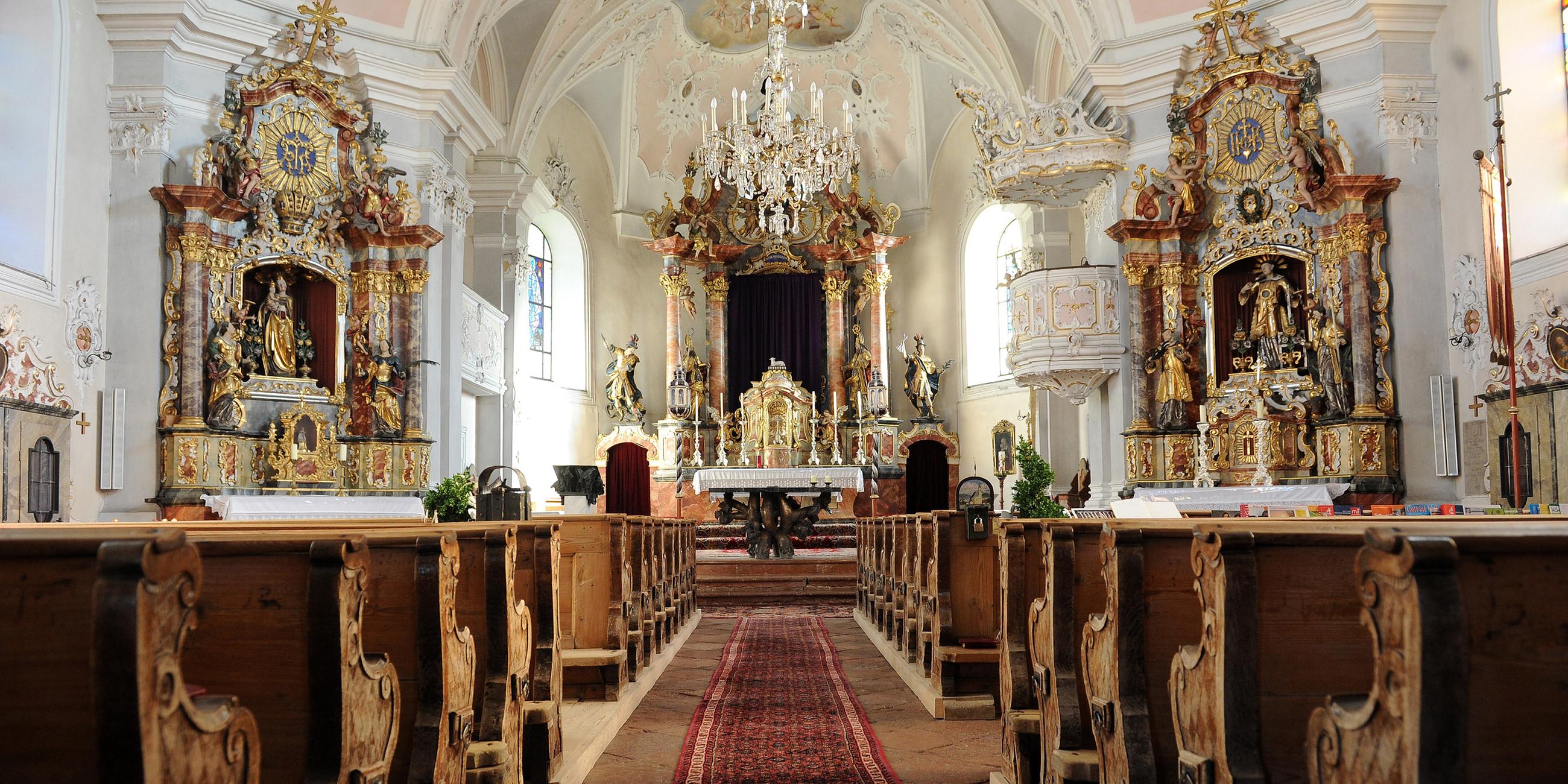 Innenraum der Kirche Zum Heiligen Kreuz
